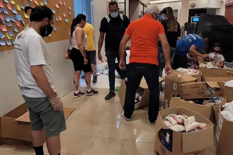 Doação de alimentos Golden Shopping São Bernardo do Campo. Voluntários Human Hand